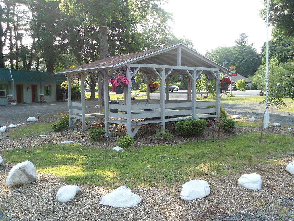 Flower Field Inn And Cottages Stroudsburg Exterior photo