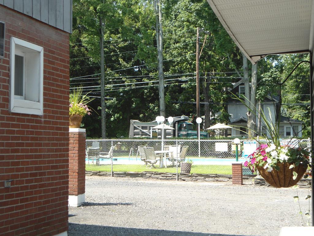 Flower Field Inn And Cottages Stroudsburg Exterior photo